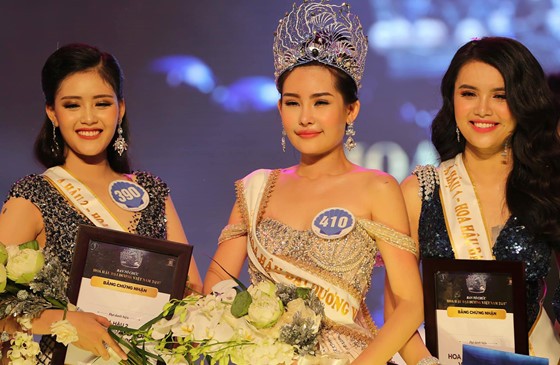 2017 越南大洋小姐組委會主任武越鐘承認責任和承認錯誤，讓曾經整容的考生黎歐銀英（22歲，在2016年做過鼻子手術）參加在本市舉辦的2017越南大洋小姐選美決賽。圖為2017 越南大洋小姐黎歐銀英(中)。（圖源：獨立）