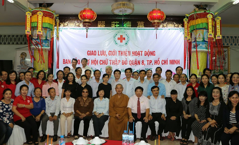 組委會與來賓合影。