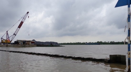 填江興建水果公園項目已暫停，但露出水面的水泥樁卻成為往來船隻的危險陷阱。（圖源：清英）