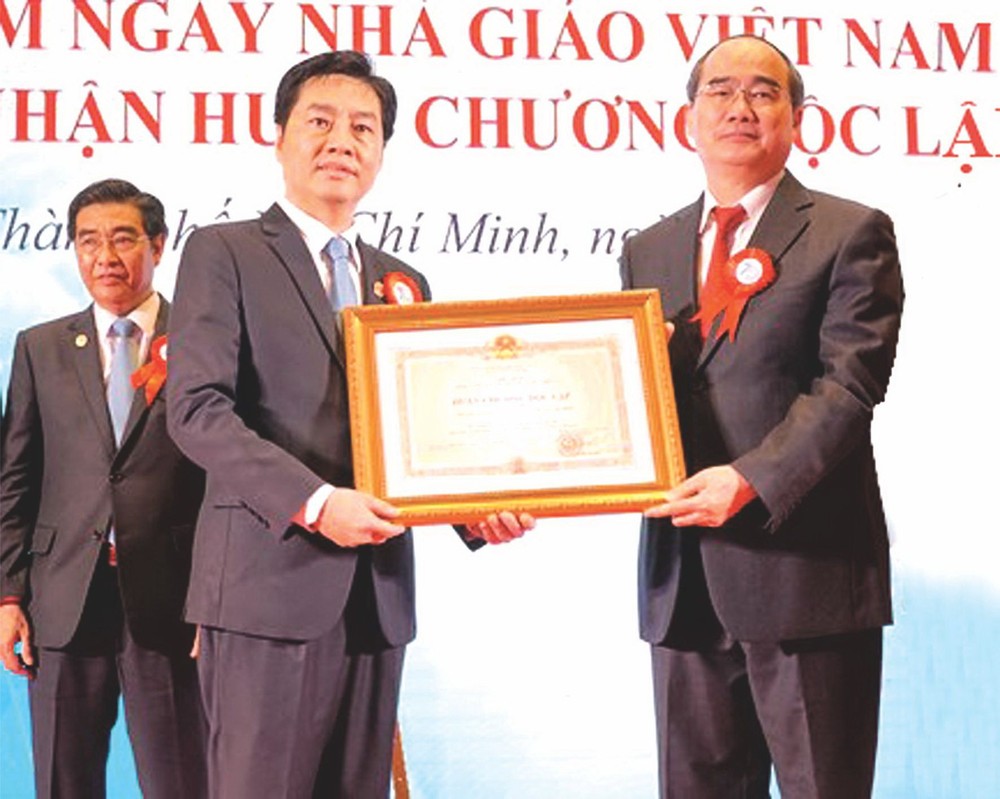 市委書記阮善仁（右）向市醫藥大學集體頒發二等獨立勳章。