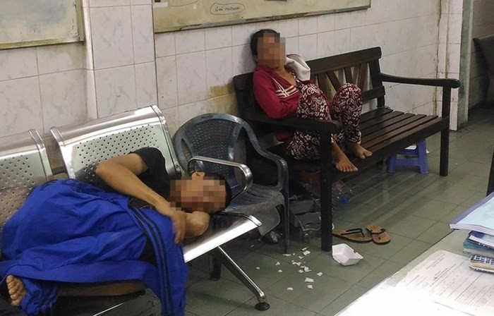被扣押的兩名癮君子竟敢在派出所處亂坐亂躺。（圖源：市法律報）