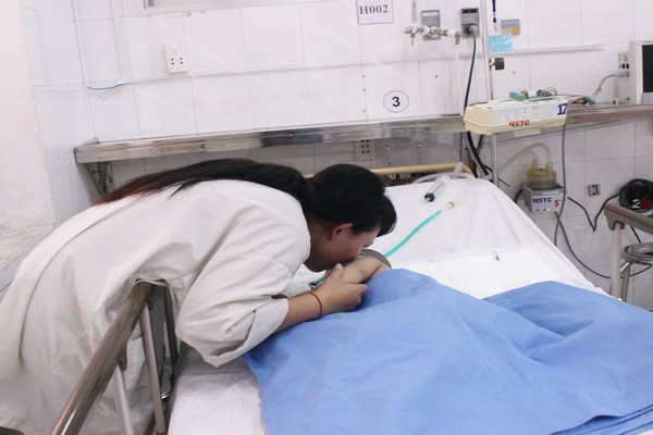 母親高興親吻著獲救活的寶寶。（圖源：玉書）