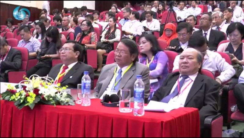 該研討會有300多國內外代表參與。（圖源：市人文社會科學大學直播視頻截圖）