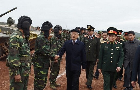 黨中央總書記、中央軍委書記阮富仲前往第一區域國家靶場視察若干單位隨時戰鬥的綜合訓練工作。（圖源：人民軍隊報）