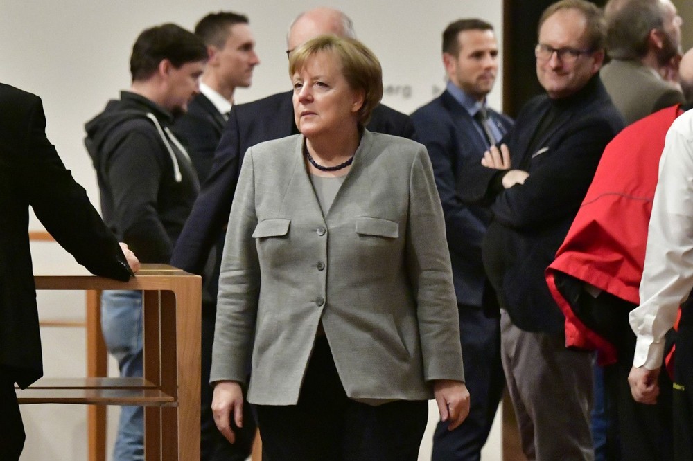 默克爾在「馬拉松」式談判的間歇中。（圖源：互聯網）