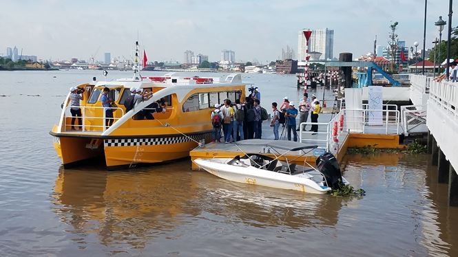 水上巴士在投入運營的前10天裡，將對乘坐水上巴士的乘客予以全免，之後的票價每張1萬5000元。