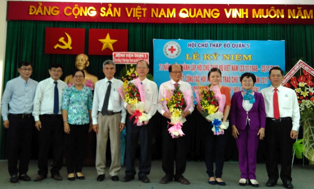 黨政、紅十字會領導與各華人會館代表合影。