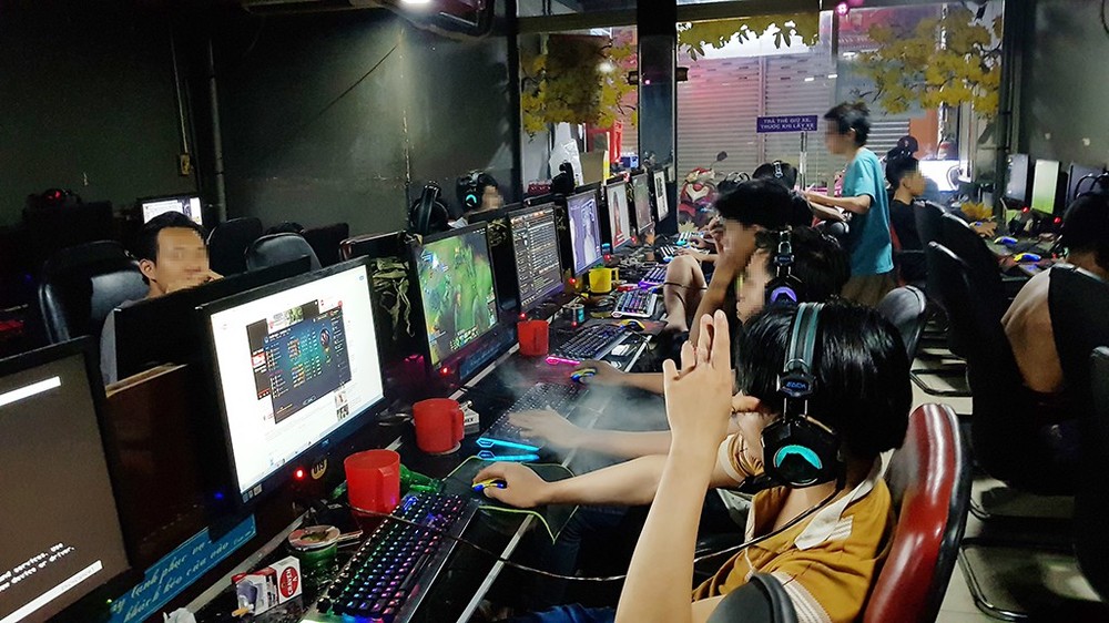 平盛郡某網吧中，大學生徹夜玩電子遊戲。