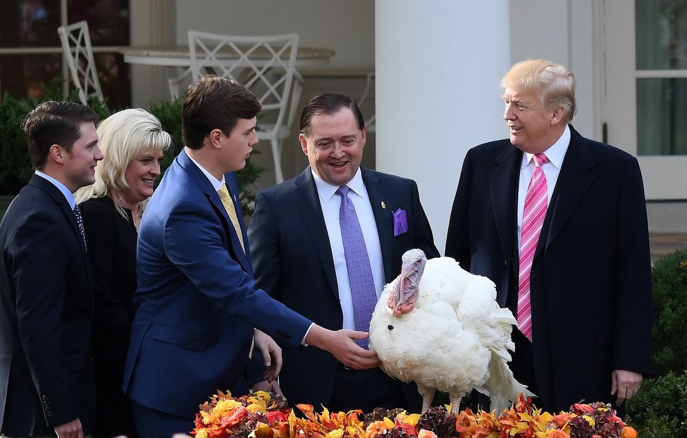 美總統特朗普（右一）參加火雞“赦免”儀式。（圖源：互聯網）