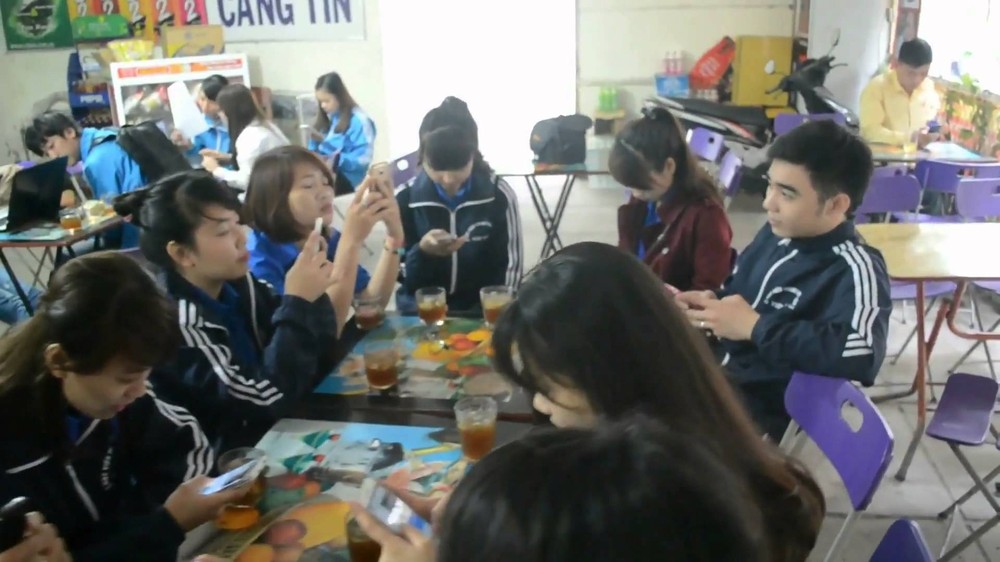 學生“手機癮”屢見不鮮，已成為一種普遍社會現象。（示意圖源：互聯網）