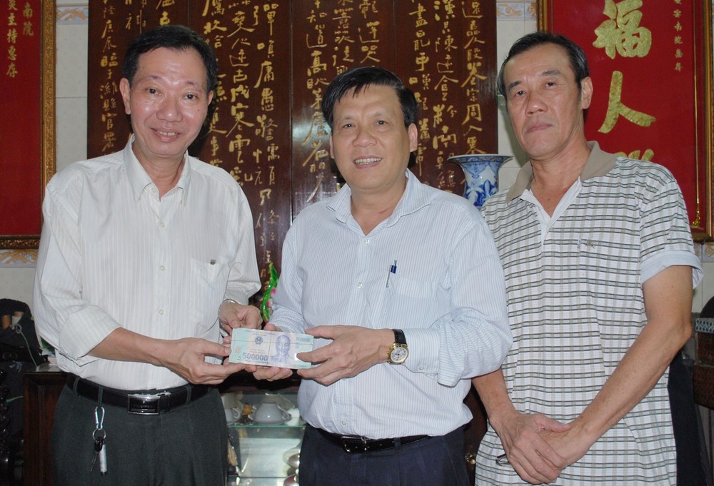 本報主編阮玉英(左二)接受周華邦住持(左一)的贊助金。