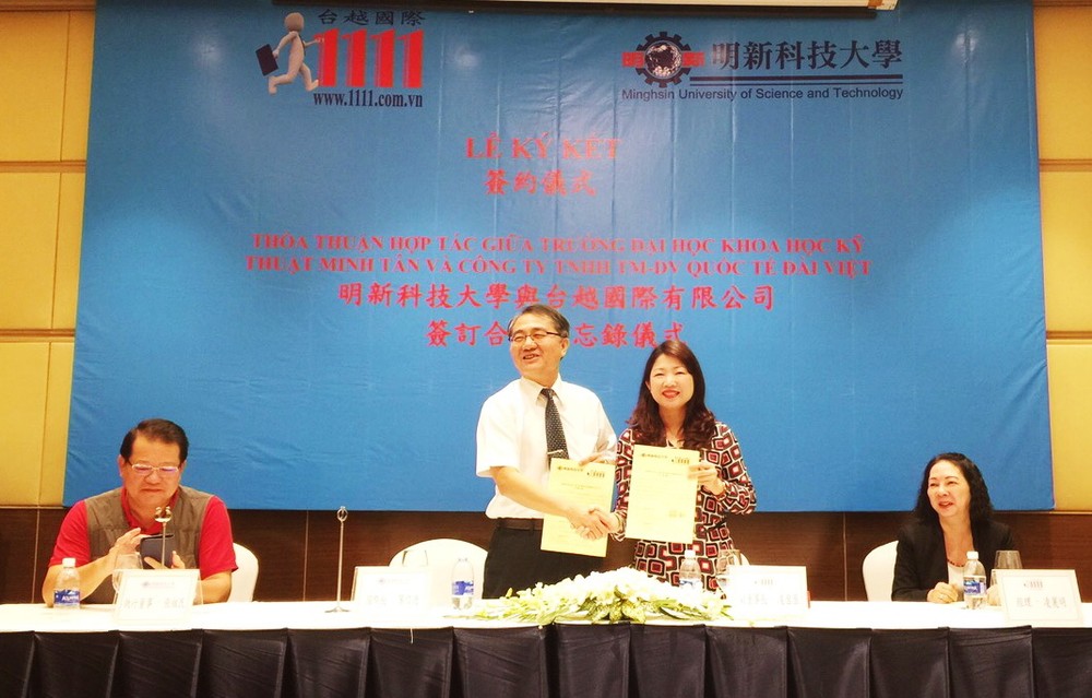 台越國際有限公司副總凌盈盈 （右二）與台灣明新科技大學國際長廖心德（左二）交換合作備忘錄 