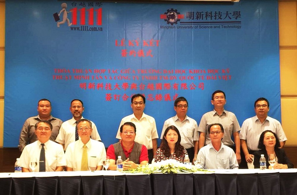 台越國際有限公司副總凌盈盈(前排右三) 與大家合影留念。