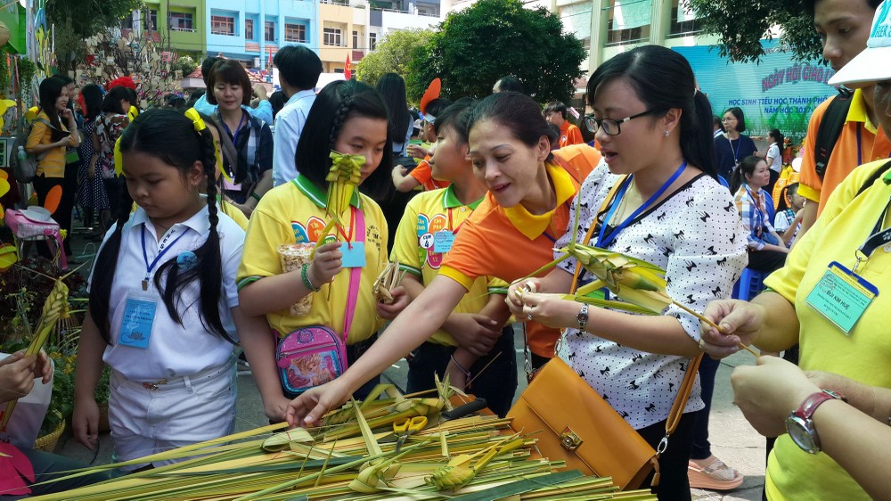 各校老師和學生在製作各種手藝品。