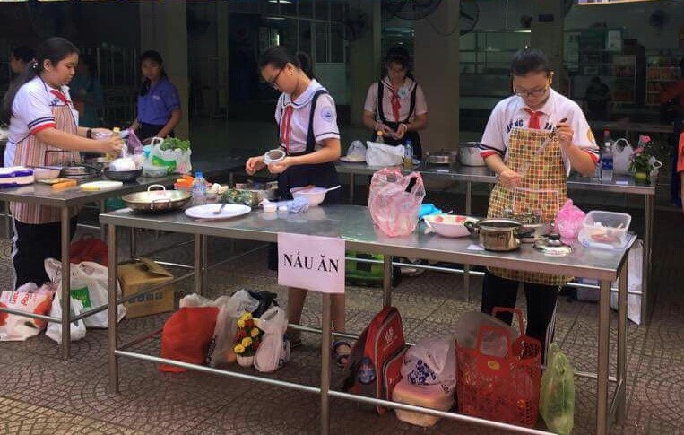 學生參加烹飪比賽一瞥