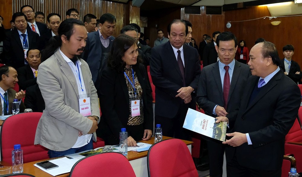 政府總理阮春福(右一)同與會代表交談。（圖源：VGP/光孝）