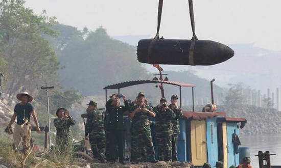 龍編橋底的炸彈終於安全打撈上岸。