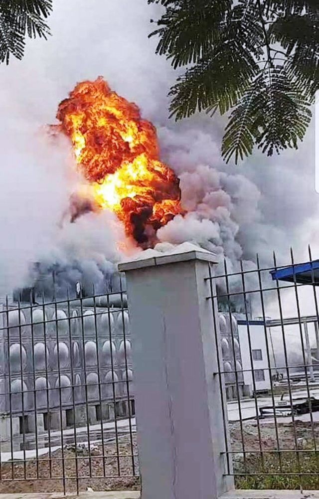 火焰衝天的火警現場。（圖源：讀者提供）