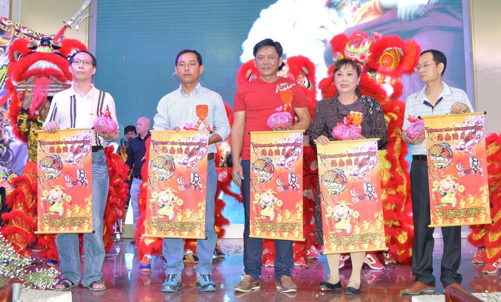 熱心人士為龍獅點睛開光合照。