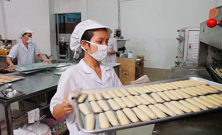 中小企業亟需與銀行資金接軌，做好年貨儲備準備工作。