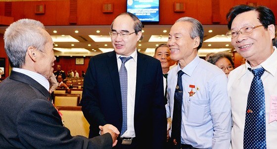 市委書記阮善仁與革命老前輩親切交談。