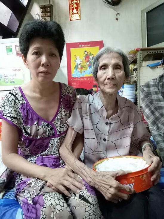 潘秀慧患病後無法去謀生，只能在家照顧不良於行的母親。