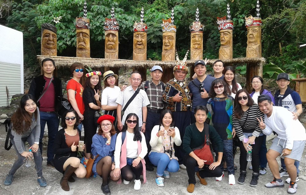 考察團參觀嘉蘭部落時合照。