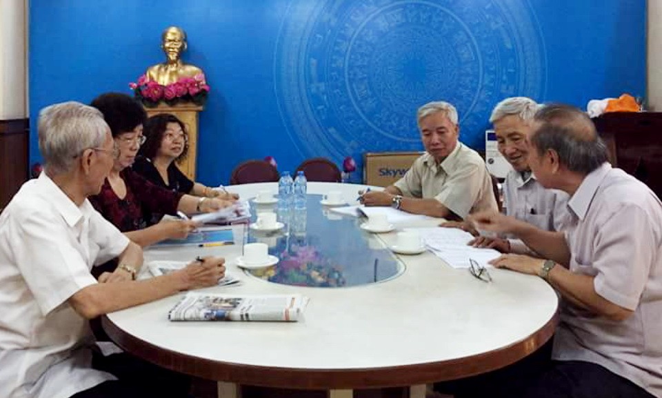 編委們正商討編輯工作。