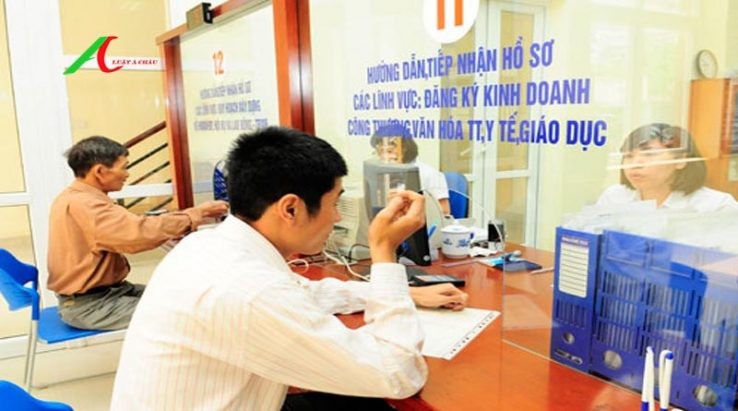 企業代表在辦理投資手續。