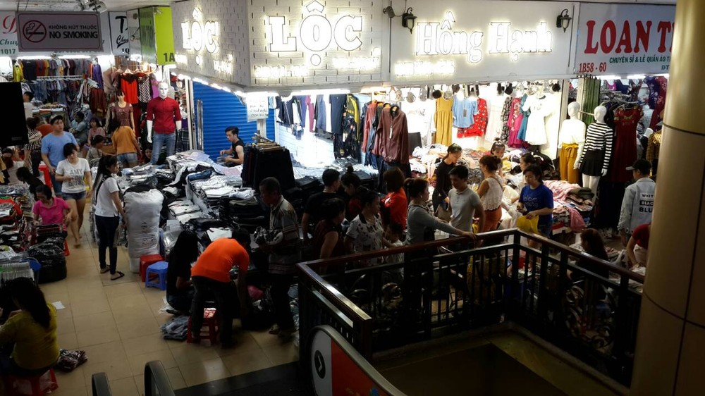 安東市場時裝攤位一隅。