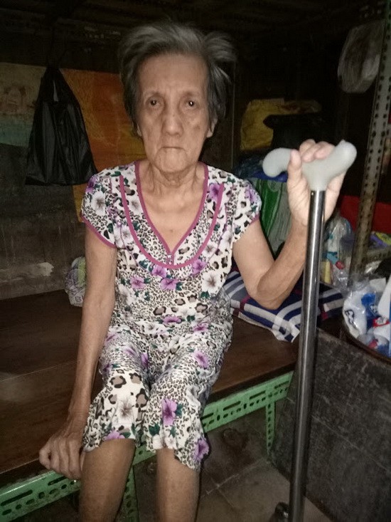 經過半年臥病在床，如今劉賜珍可以慢慢行動了。