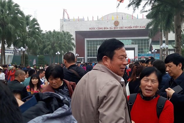 每天有成千上萬中國遊客在芒街國際口岸過境往來。（圖源：阮雄）