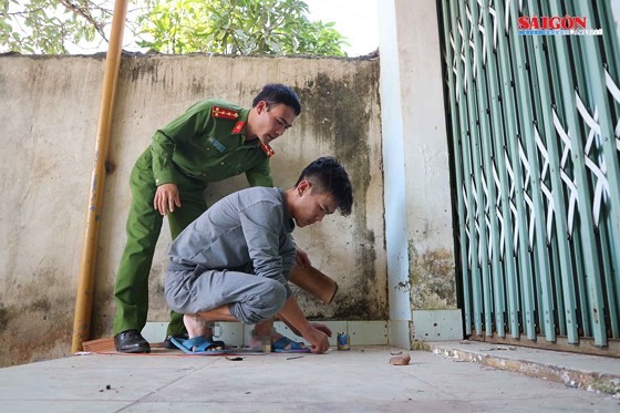 嫌犯鄭興意被押送返回現場演示埋設地雷作案過程。