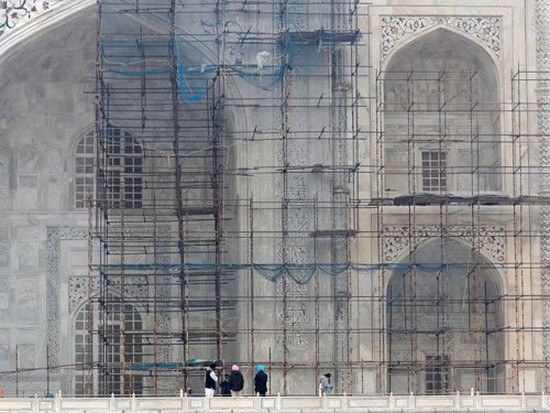 泰姬陵正在清潔中仍吸引不少遊客前來參觀。