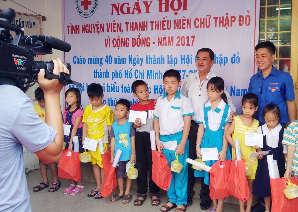 越南電視台正在攝錄曾廣健（後排右一）鏡頭。