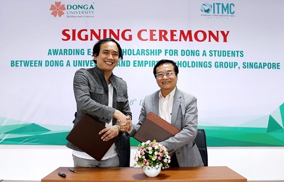 雙方代表簽訂儀式現場。（圖源：草原）