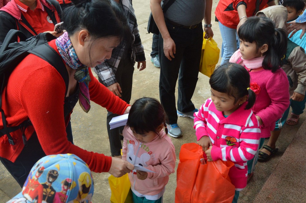 吳美林秘書長送禮物給學生。