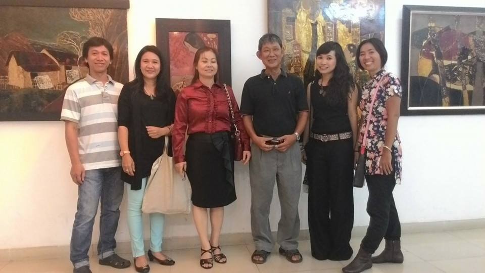 華人畫家李克柔(右三)亦應請參加此次漆畫藝術展。（示意圖源：Do Hieu粉絲專頁）