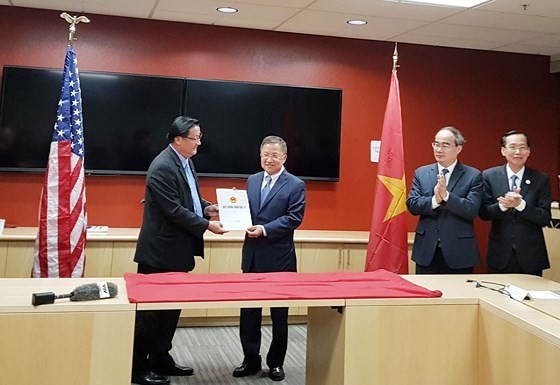 市委書記阮善仁(右二)見證向美國各家資訊技術企業頒發在本市高新技術園區3個項目投資執照儀式。