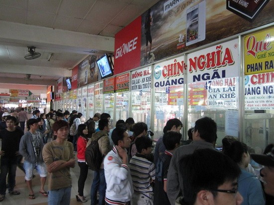 各車站開始出售春節車票。圖為2017年春節前乘客在東區車站購買車票一瞥。（示意圖源：互聯網）