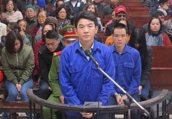 被告人Hsu Ming Jung 站在被告席上答法官問案。（圖源：互聯網）