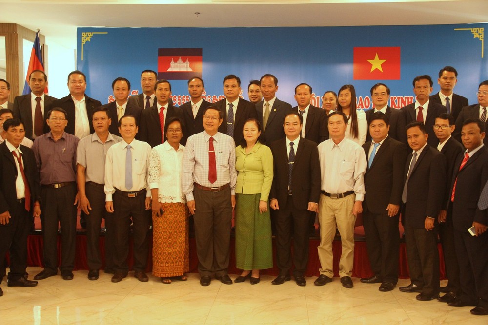 越-柬宗教工作代表合影留念。（圖源：黃壤）
