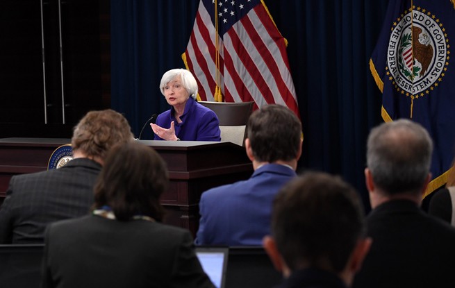 當地時間12月13日，美國聯邦儲備委員會主席耶倫在華盛頓舉行的新聞發佈會上講話。（圖源：新華網）