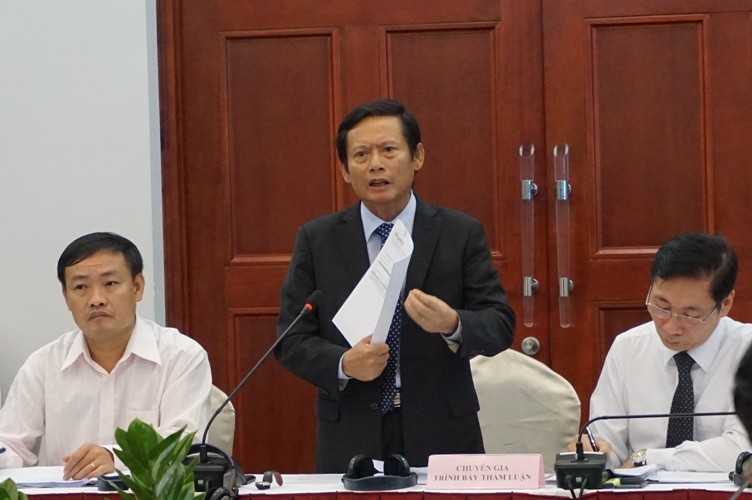 潘忠懷律師(中)將為丁羅昇辯護。（圖源：麗貞）