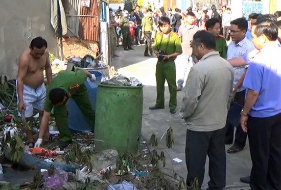 平陽省公安在發現死者屍體地方和發生命案的宿舍區內進行現場勘查。（圖源：杜長）