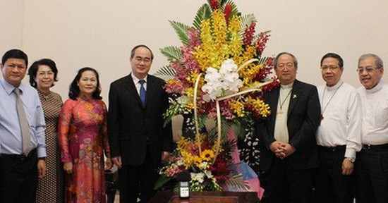 市委書記阮善仁昨(19)日率領市委、人民議會、人委會、市越南祖國陣線委員會代表團前往看望及祝賀各宗教單位、神職人士。