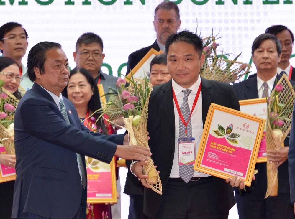 同塔省省委書記黎明歡向華人企業、Sunny World投資與發展公司總經理張敬榮頒發投資執照。