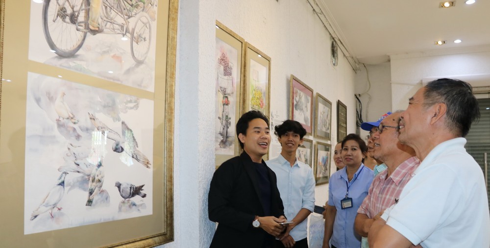 陳清景主席介紹畫作。