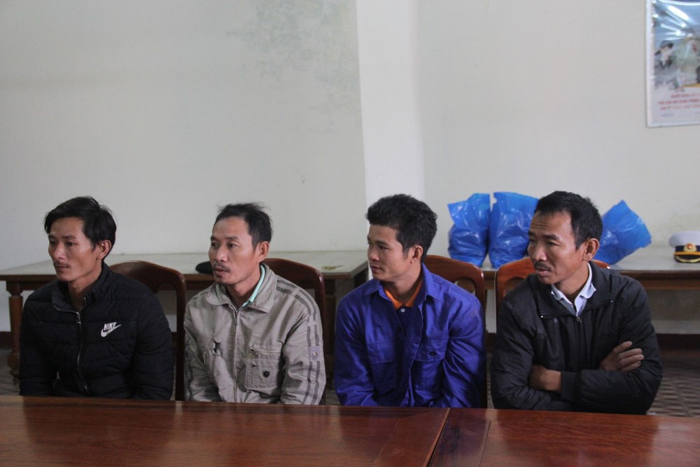 獲救並安全送上岸的４名漁民。（圖源：阮秀）