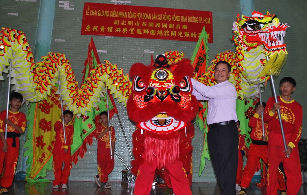 　　黃館洪蔡堂龍獅團總館榮譽理事長陳昶霖為金龍、金獅點睛開光。